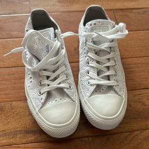 Converse Size 8 554248F Brand new with box